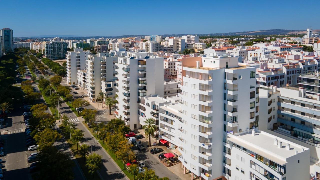 Apartment Sea View W/ Balcony By Lovelystay